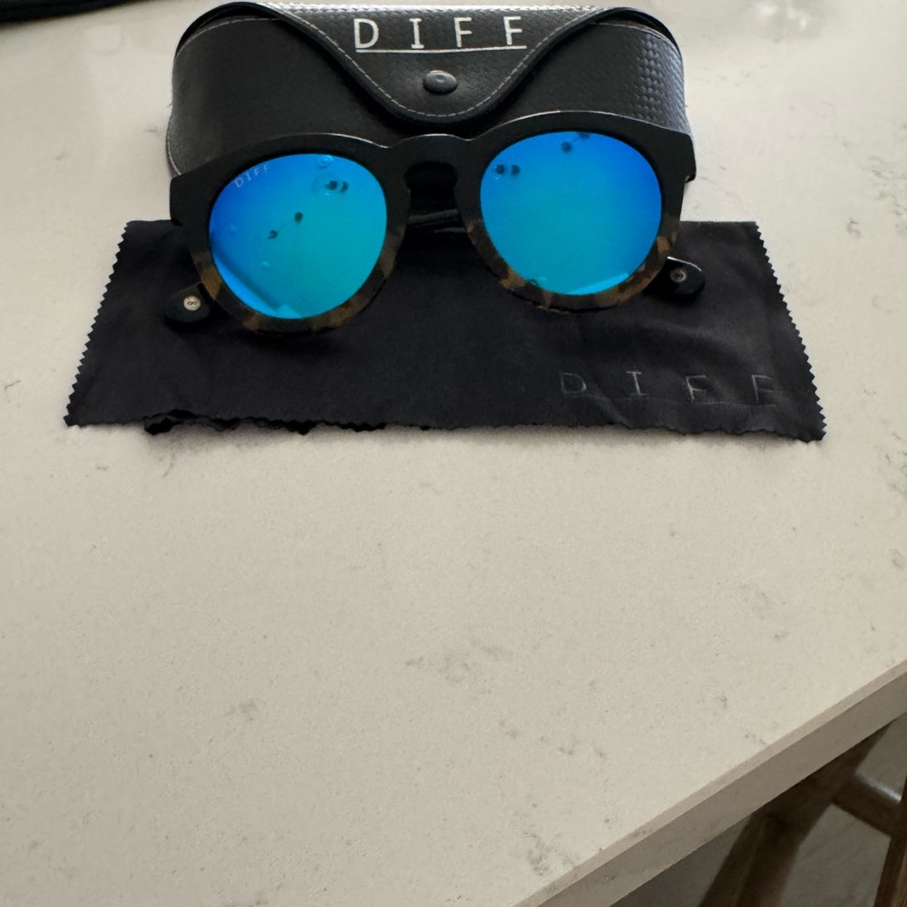 Diff Eyewear Black and Blue Round Sunglasses